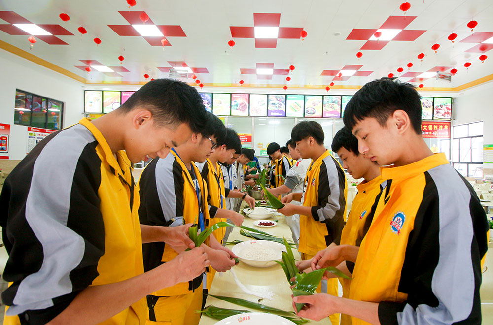 食堂里包粽子的学生们