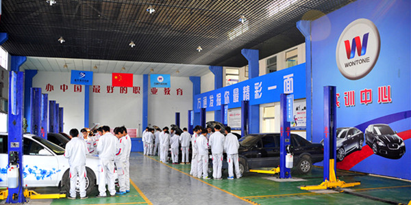 　　在实训的万通学子.jpg