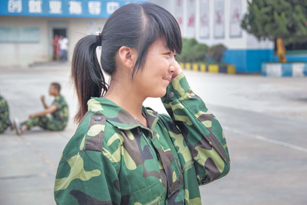 面对镜头有点害羞.jpg