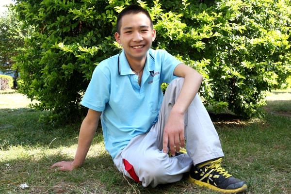 喜欢学校小花园的李正阳_副本.jpg